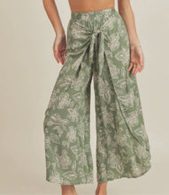 Load image into Gallery viewer, Floral Tie Front Pants
